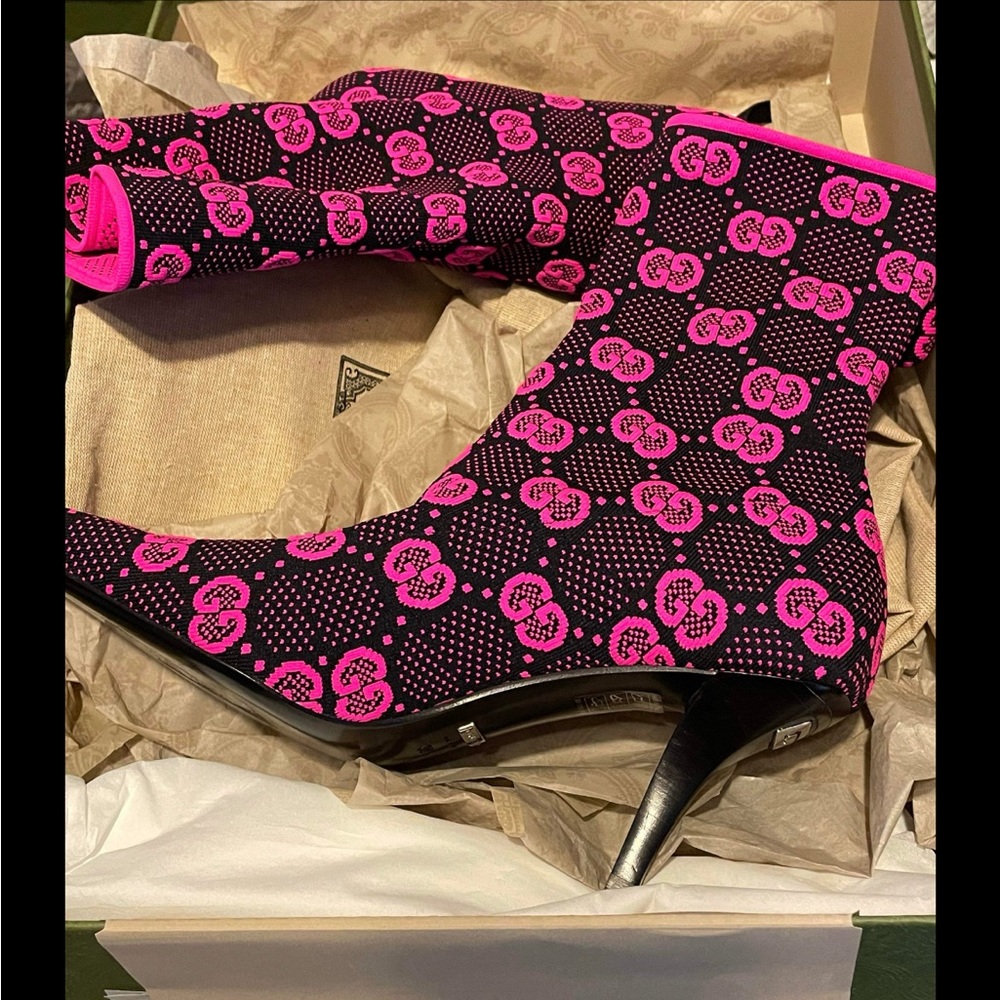 GUCCI
Technical Jersey Knit GG Monogram Square
75mm Ankle Boots Blk Neon Fucsia